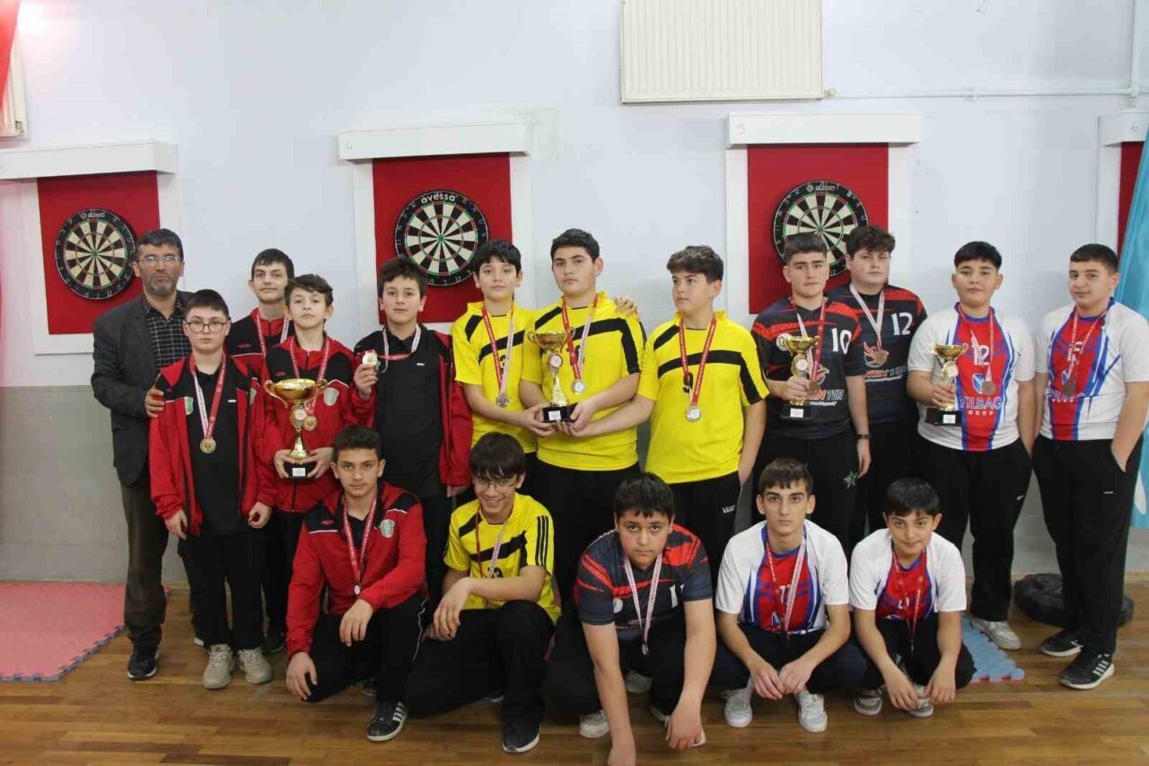 DÜZCE(İHA) – Düzce’de yıldızlar dart müsabakalarında Doğanlı Eşref Taşhan Ortaokulu