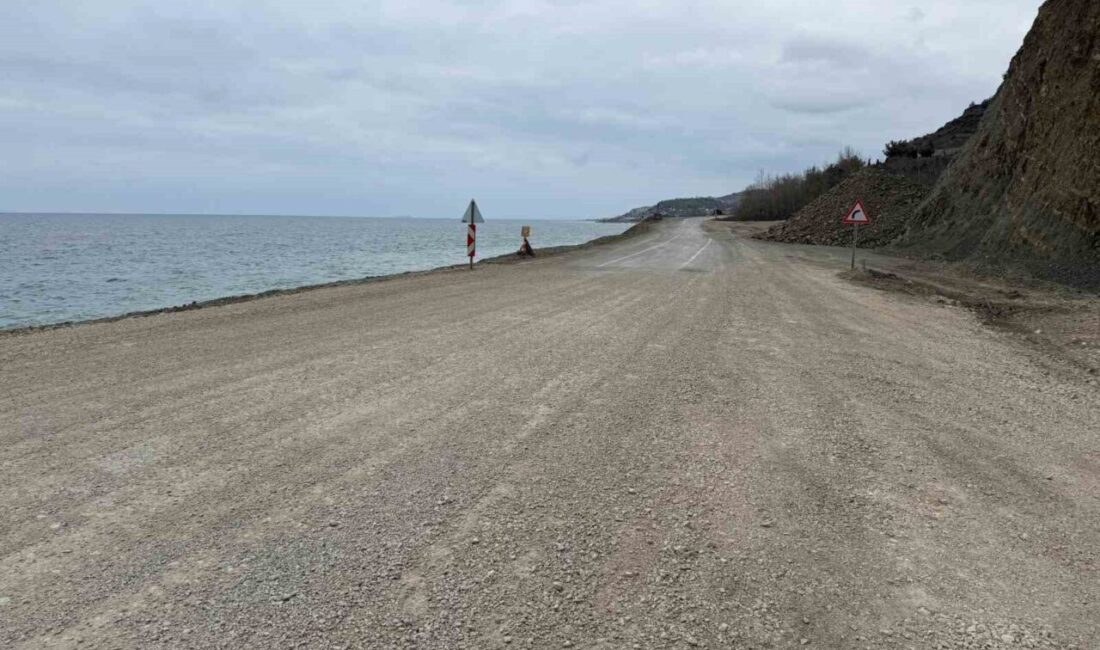 Tekirdağ’ın Şarköy ilçesinde meydana gelen heyelan nedeniyle ulaşıma kapatılan Gaziköy-Uçmakdere