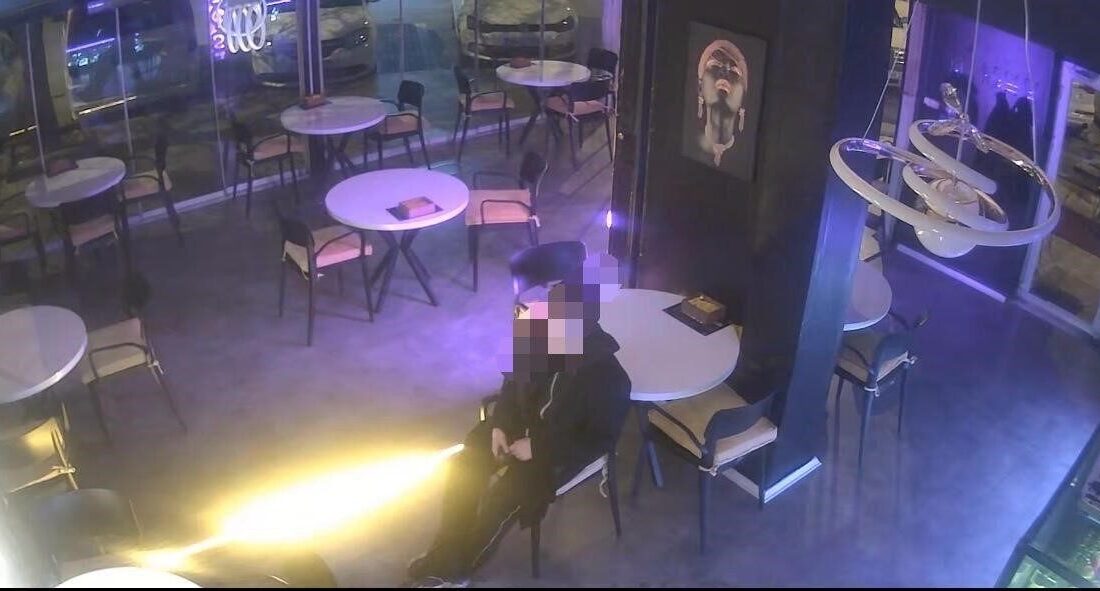 Kayseri’nin Kocasinan ilçesinde 6 gündür girdiği kafede yemek yiyen, ısıtıcı