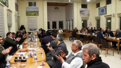 Kütahya’nın Hisarcık ilçesinde Kaymakam Erkan Atam muhtarlarla iftar sofrasında bir
