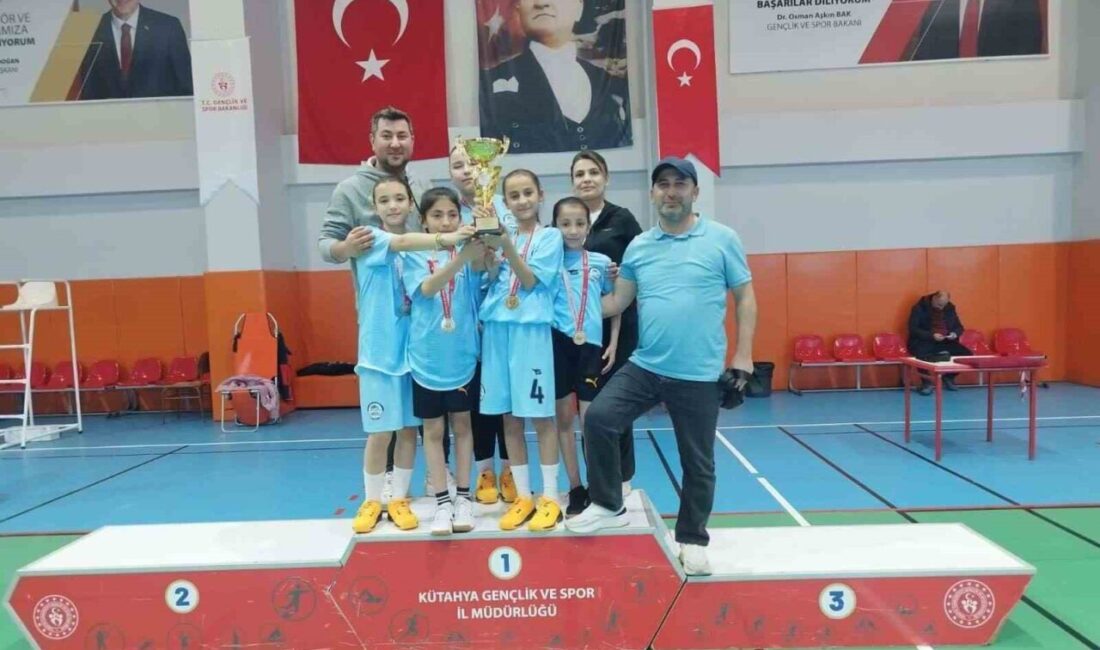 Kütahya İl Birincisi olan Hisarcık Şehitler Ortaokulu Küçük Kızlar Badminton