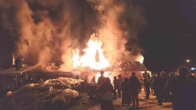 Kütahya’nın Hisarcık ilçesinde gece saatlerinde çıkan samanlık yangını kısa süreli