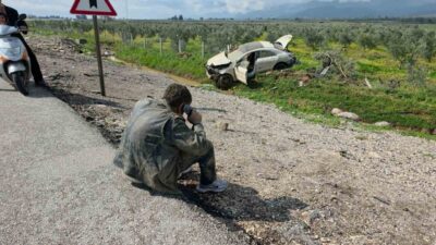 Hatay’da şarampole devrilerek hurdaya dönen otomobilin sürücüsü kazayı yara almadan