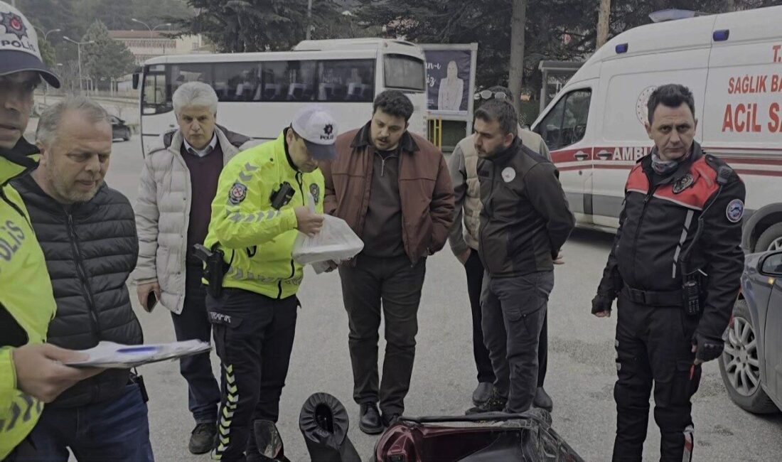 Bilecik’te müşteriye paket götürürken otomobille çarpışan motosikletli kurye yaralandı. Kaza,