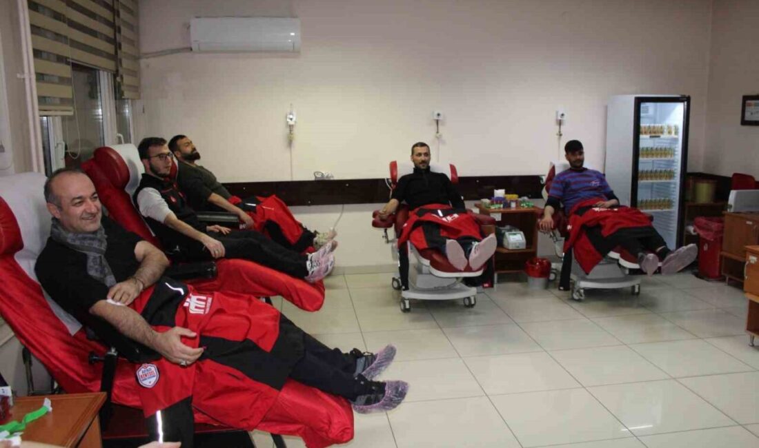 Kayseri’de 40 kişilik grup iftardan sonra toplu şekilde kan verdi.