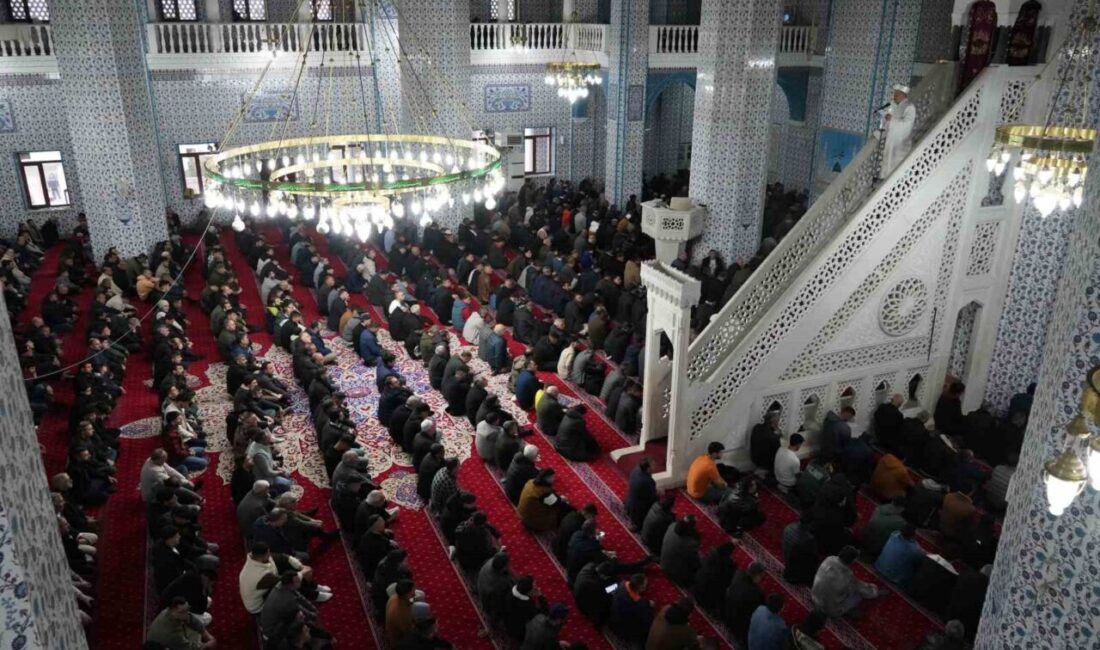 Iğdır’da Ramazan ayının ardından bayram sabahında camilere akın eden vatandaşlar,