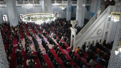 Iğdır’da Ramazan ayının ardından bayram sabahında camilere akın eden vatandaşlar,