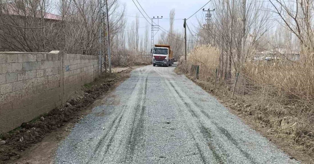 Iğdır merkez Yüzbaşılar Köyü yolunda, İl Özel İdaresi ekiplerince yürütülen