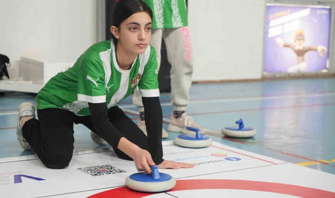 Iğdır Gençlik Merkezi’nde açılan floor curling kursunda eğitim alan öğrenciler,