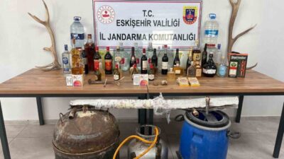 Eskişehir’de jandarma ekiplerince, ikametlerinde 87 litre faturasız kaçak alkol ele