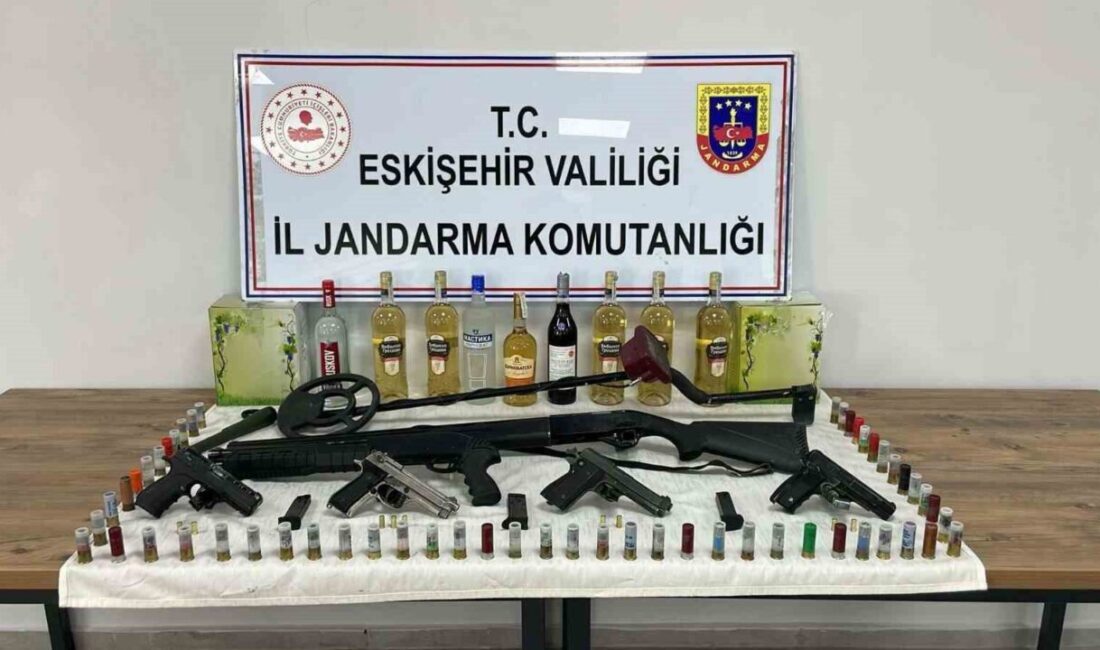 Eskişehir’de jandarma ekiplerinin araması sonucu ikametlerinden çok sayıda silah, mühimmat