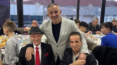 AK Parti Bilecik İl Başkanı Serkan Yıldırım, huzurevinde kalan yaşlılarla