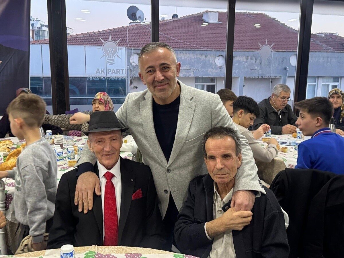 AK Parti Bilecik İl Başkanı Serkan Yıldırım, huzurevinde kalan yaşlılarla