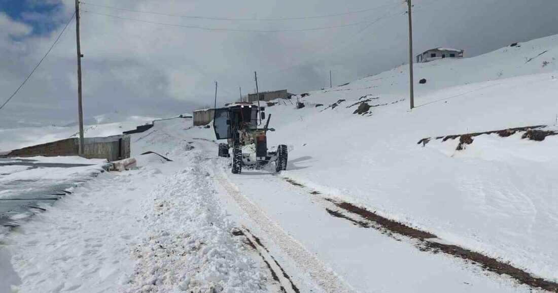 Iğdır İl Özel İdaresi ekipleri, kar yağışı nedeniyle ulaşıma kapanan