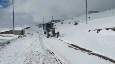 Iğdır İl Özel İdaresi ekipleri, kar yağışı nedeniyle ulaşıma kapanan