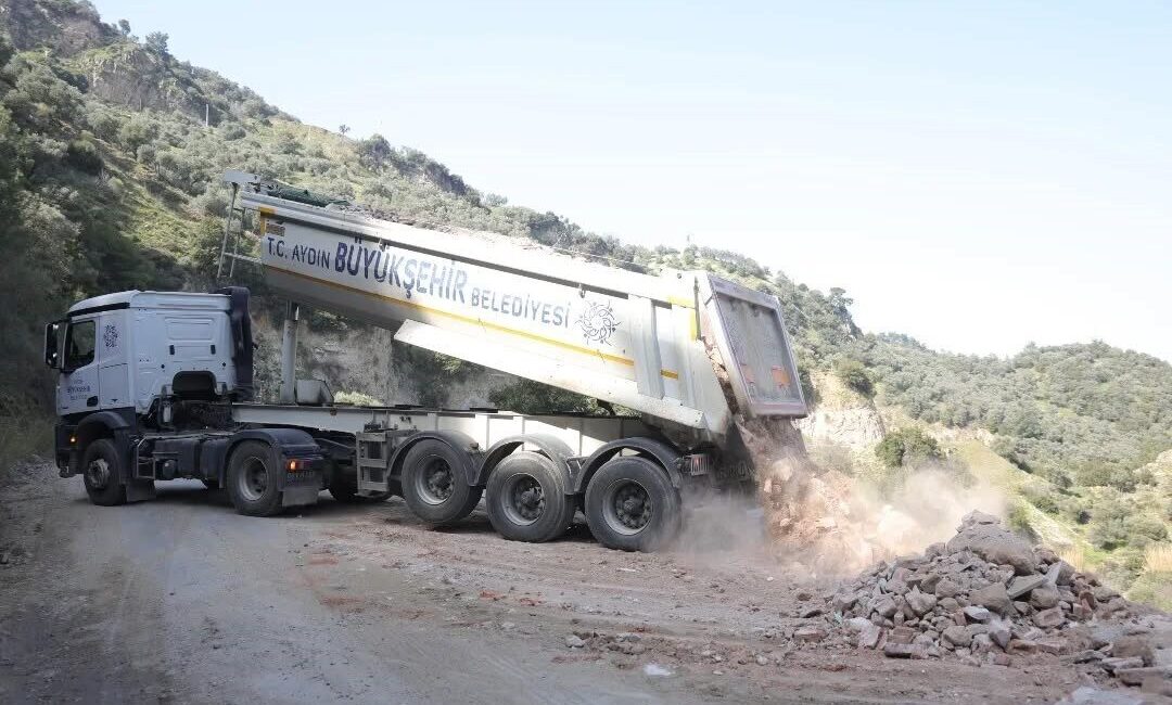 Aydın’ın İncirliova ilçesinde yağışlardan sonra çökme yaşanan Arzular Eğrek yolunda