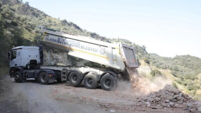 Aydın’ın İncirliova ilçesinde yağışlardan sonra çökme yaşanan Arzular Eğrek yolunda