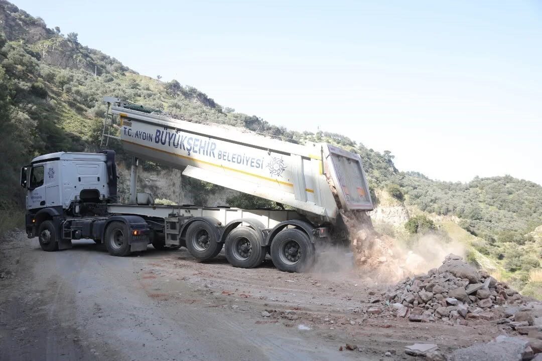 Aydın’ın İncirliova ilçesinde yağışlardan sonra çökme yaşanan Arzular Eğrek yolunda