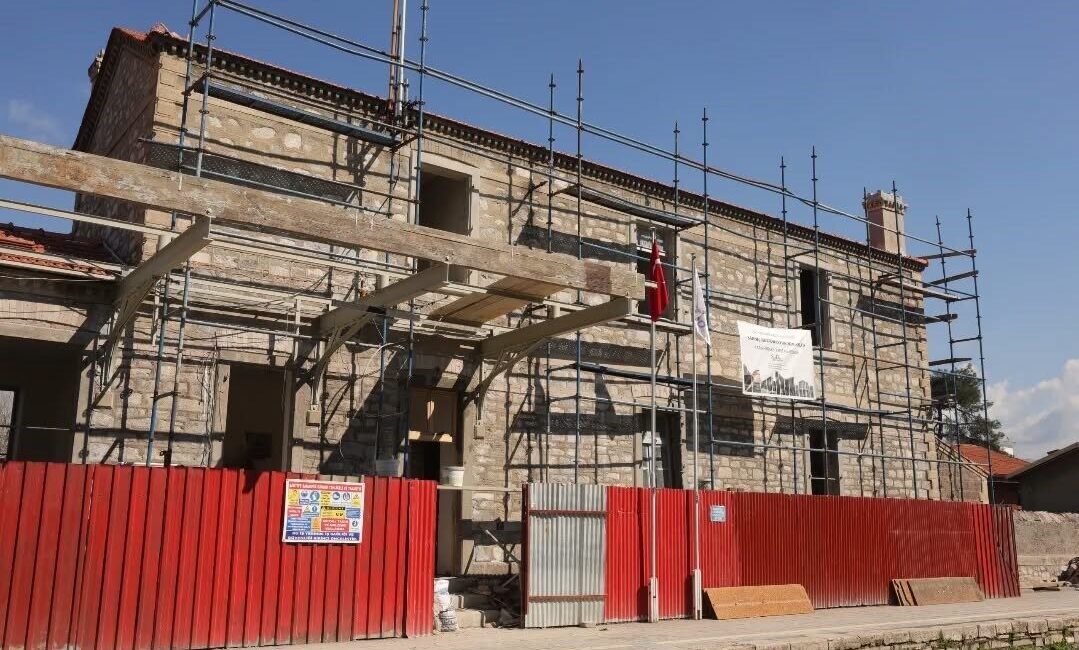 Aydın’ın İncirliova ilçesinde bulunan Tarihi İstasyon Binası’nda yürütülen aslına uygun