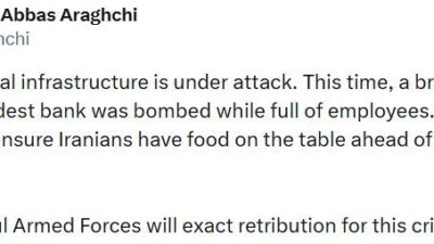 İran Dışişleri Bakanı Abbas Arakçi, bir banka şubesinin çalışanlarla doluyken