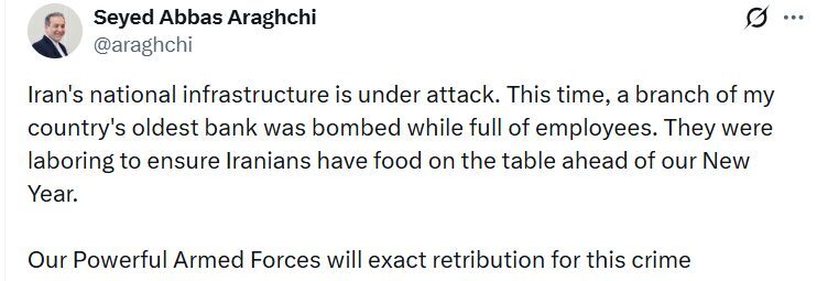 İran Dışişleri Bakanı Abbas Arakçi, bir banka şubesinin çalışanlarla doluyken