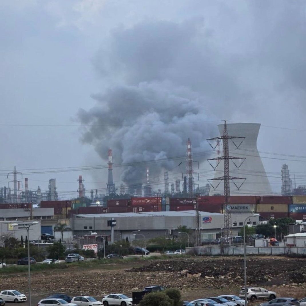 İran, İsrail’in Hayfa kentindeki Hayfa Petrol Rafinerisi’ni balistik füze saldırısı