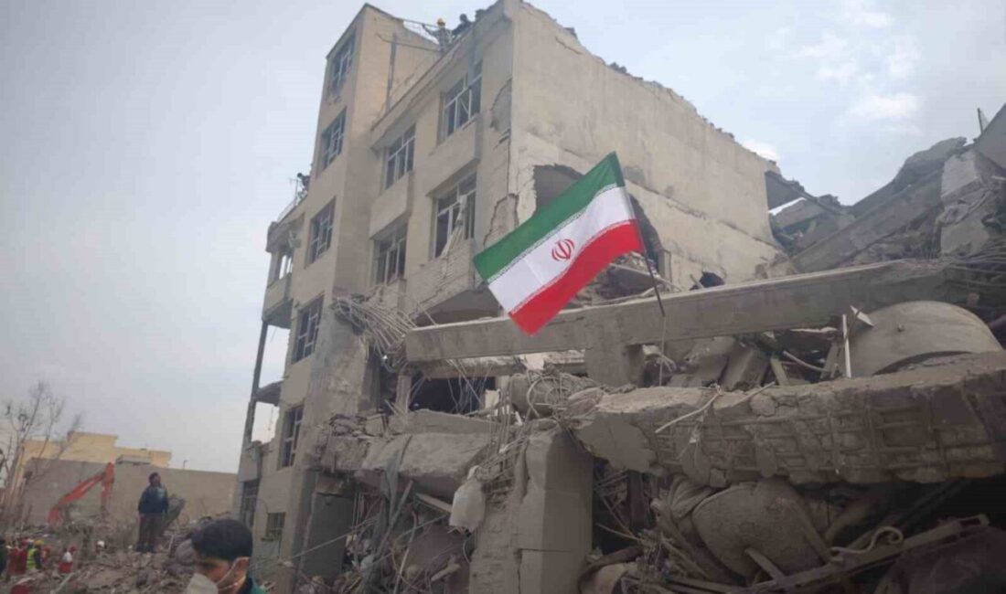 İran’ın başkenti Tahran’daki Risalet Meydanı’nda sivil binalara ABD-İsrail’in gerçekleştirdiği ve