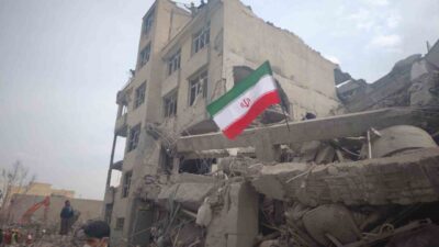 İran’ın başkenti Tahran’daki Risalet Meydanı’nda sivil binalara ABD-İsrail’in gerçekleştirdiği ve