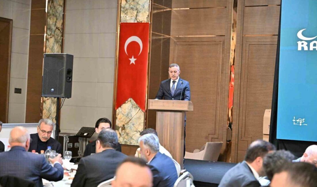 Diyarbakır’da Ramazan ayının manevi atmosferinde düzenlenen iftar programında kamu yöneticileri,