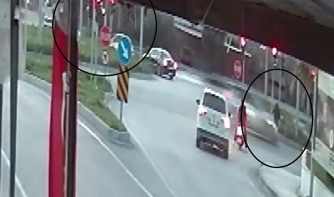 Hatay’da kırmızı ışık ihlali yapan motosikletin otomobille çarpıştığı kazada 2