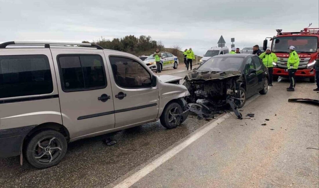 Isparta’nın Eğirdir ilçesinde 3 otomobilin karıştığı zincirleme kazada 8 kişi
