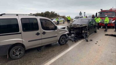 Isparta’nın Eğirdir ilçesinde 3 otomobilin karıştığı zincirleme kazada 8 kişi