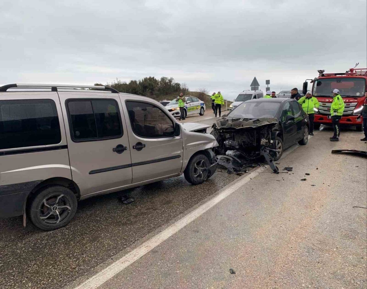 Isparta’nın Eğirdir ilçesinde 3 otomobilin karıştığı zincirleme kazada 8 kişi