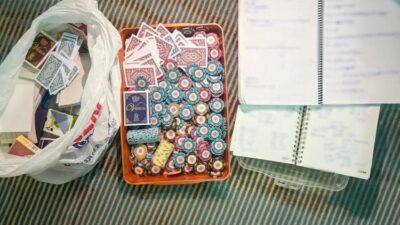 Isparta polis ekiplerince gerçekleştirilen denetimlerde kumar oynadığı tespit edilen 16