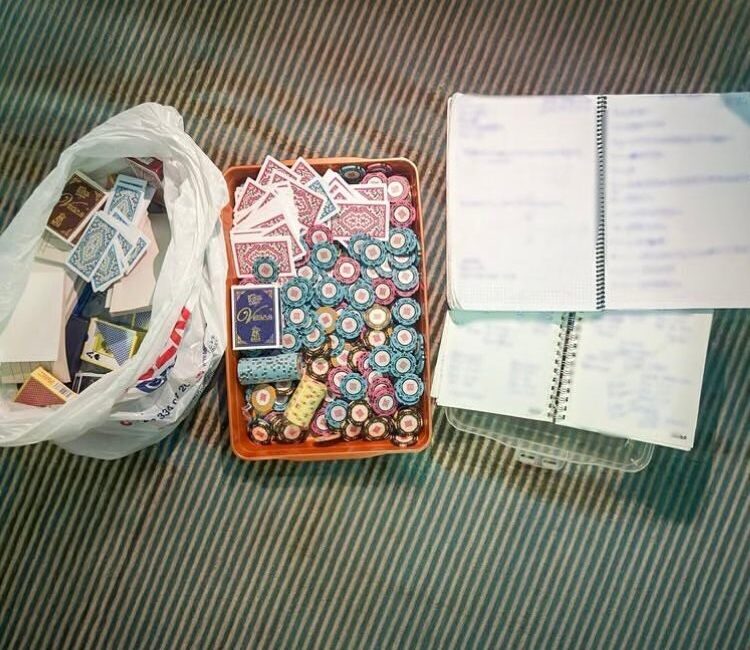 Isparta polis ekiplerince gerçekleştirilen denetimlerde kumar oynadığı tespit edilen 16