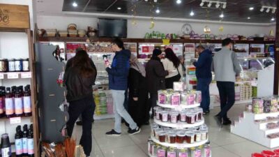 Ramazan Bayramı öncesinde Isparta’nın ünlü gül lokumuna olan talep arttı.