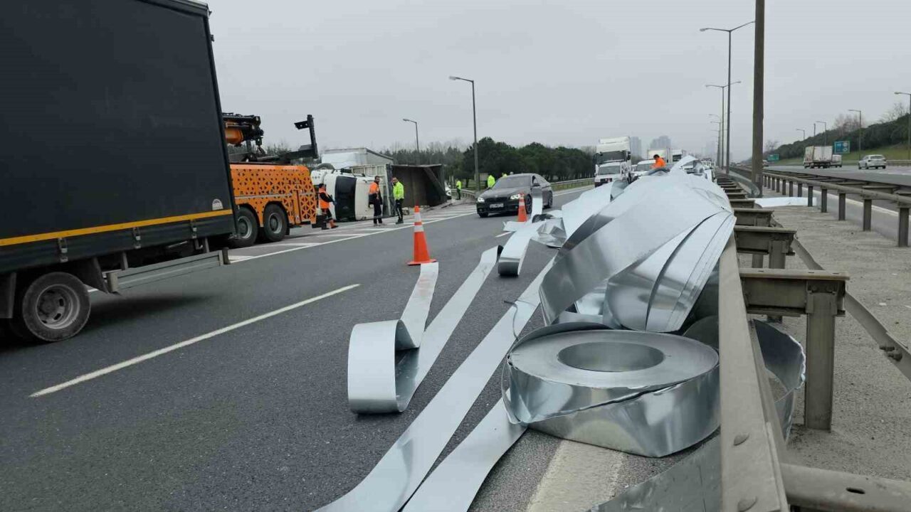 Hadımköy bağlantı yolunda meydana gelen kazada, 22 EE 725 plakalı