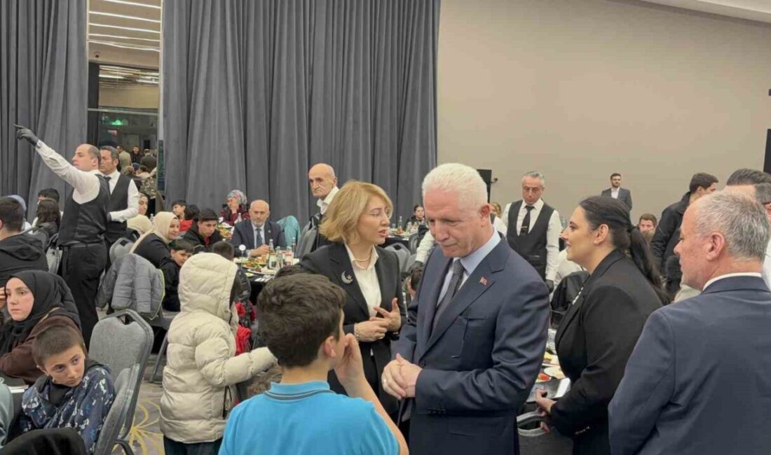 İstanbul Valisi Davut Gül, Şişli’de düzenlenen iftar programında vatandaşlarla bir