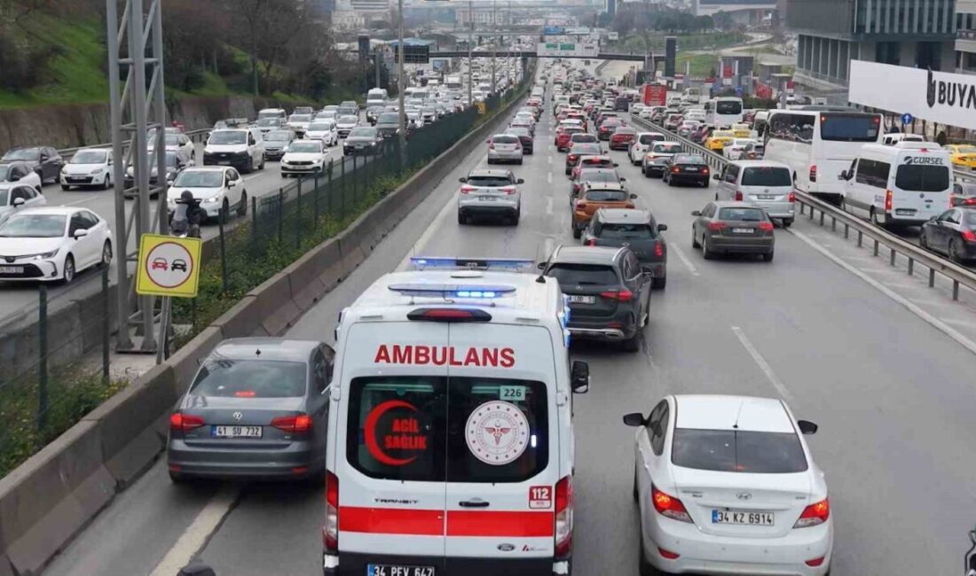Motorlu ambulans ve ambulans direksiyonunda görev yapan kadın sağlık çalışanları,