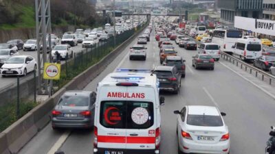 Motorlu ambulans ve ambulans direksiyonunda görev yapan kadın sağlık çalışanları,