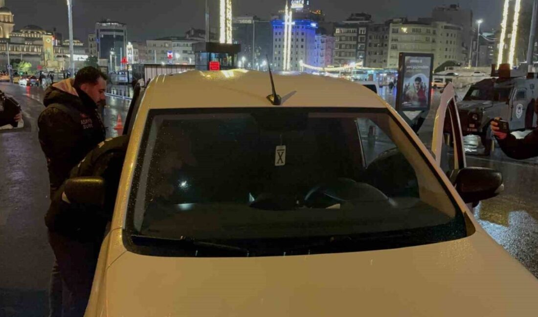 İstanbul’da polis ekipleri tarafından Taksim’de ‘Huzur İstanbul’ adlı asayiş uygulaması