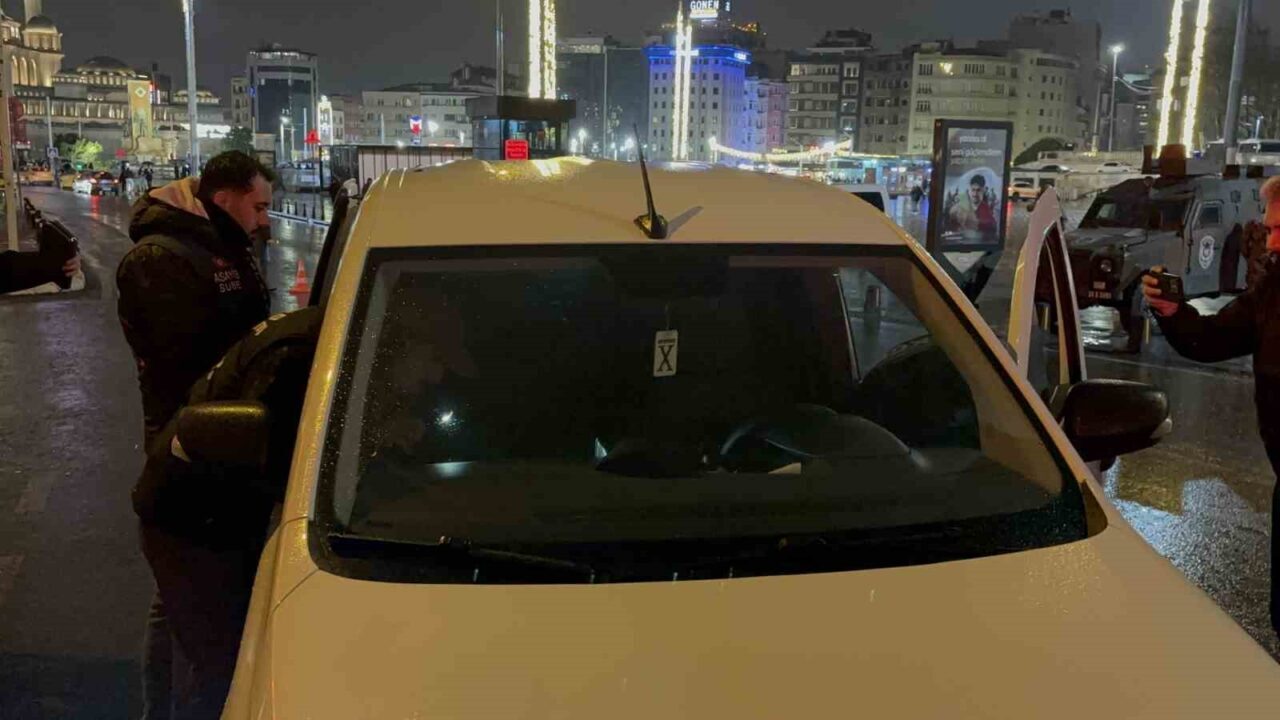 İstanbul’da polis ekipleri tarafından Taksim’de ‘Huzur İstanbul’ adlı asayiş uygulaması