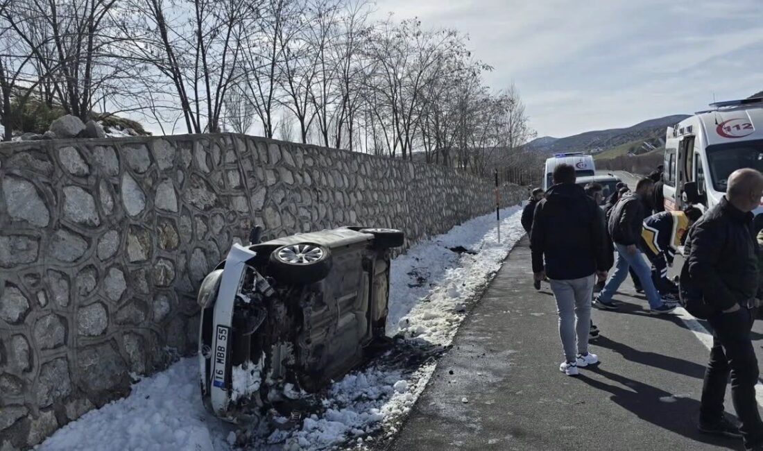 Bingöl’de otomobilin istinat duvarına çarparak devrilmesi sonucu meydana gelen kazada,