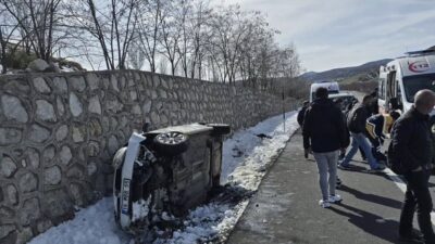 Bingöl’de otomobilin istinat duvarına çarparak devrilmesi sonucu meydana gelen kazada,