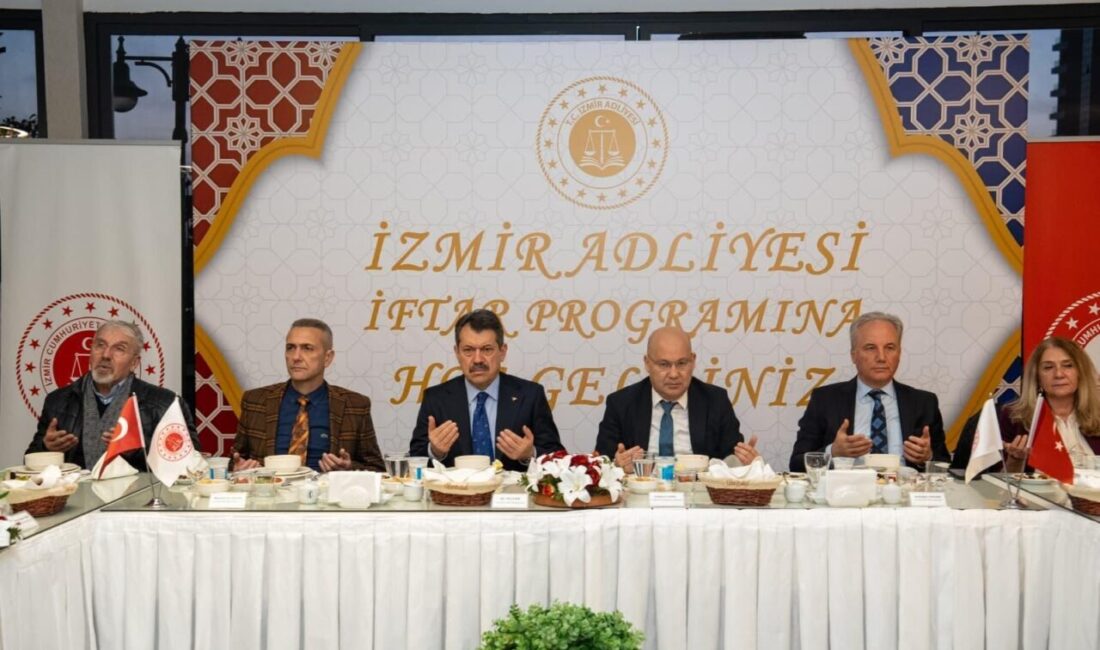 İzmir Cumhuriyet Başsavcılığı’nın düzenlediği geleneksel iftar programında adliye personeli ve