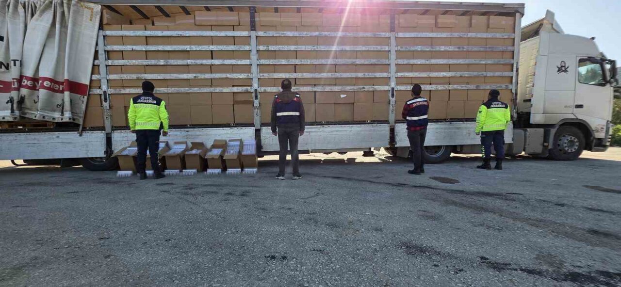 İzmir durdurulan bir tırda 35 milyon lira değerinde 500 bin