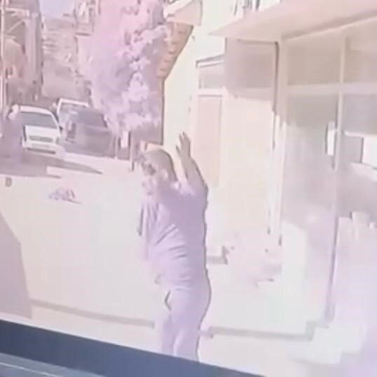 İzmir’in Bayraklı ilçesinde iddiaya göre alacak verecek meselesi yüzünden çıkan