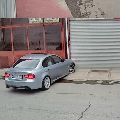 İzmir’de drift yaparak ilerleyen bir otomobil, sürücüsünün direksiyon hakimiyetini kaybetmesi