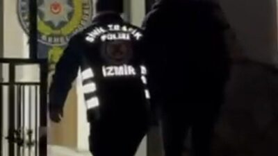 İzmir’in Bornova ilçesinde drift yaparken bir dükkana çarpan ve plakasını