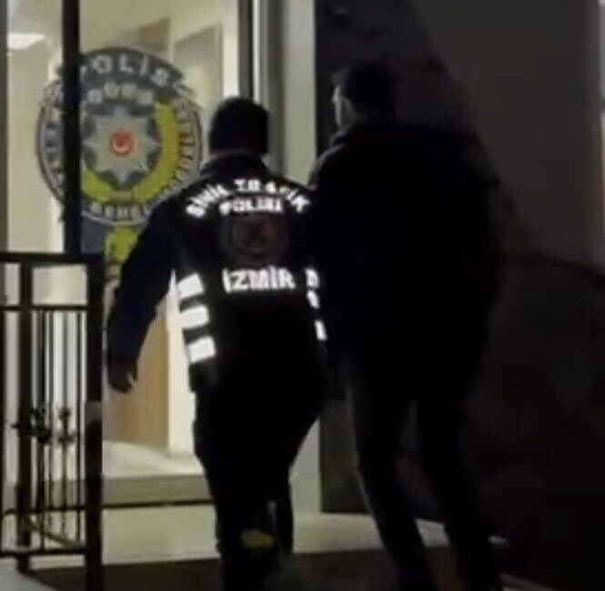 İzmir’in Bornova ilçesinde drift yaparken bir dükkana çarpan ve plakasını